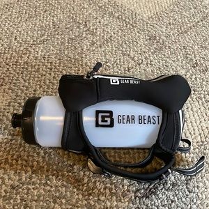 Used once - Gear Beast Running Water Bottle - 23 ounces w/Zippered Phone Holder